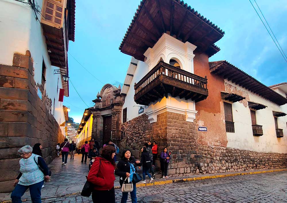 Construcciones coloniales sobre muros incas