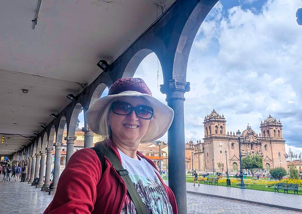 Turista en los alrededores de la plaza de armas
